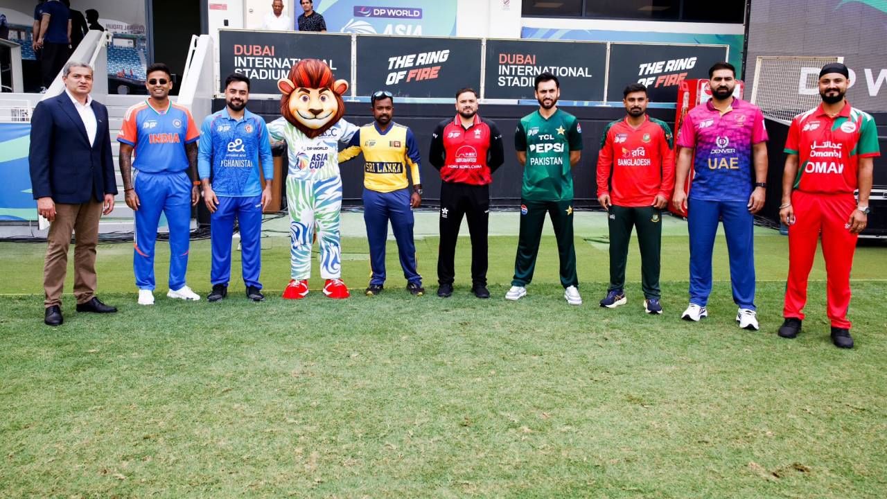 आशिया कप टी20 संघाचं मागचं पर्व 2022 मध्ये पार पडलं होतं. तेव्हा या फॉर्मेटमध्ये श्रीलंका आणि पाकिस्तान हे संघ आमनेसामने आले होते. तेव्हा श्रीलंकेला 1.6 कोटी रुपयांचं बक्षीस मिळालं होतं. उपविजेत्या पाकिस्तान संघाला 79.66 लाख रुपयांचे बक्षीस देण्यात आले होते. उर्वरित तिसऱ्या आणि चौथ्या क्रमांकाच्या संघांना अनुक्रमे सुमारे 53 लाख आणि 39 लाख रुपये मिळाले होते. (Photo- ACC Twitter) 