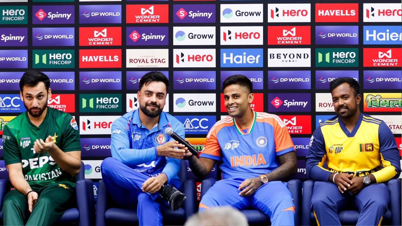 आशिया कप स्पर्धेसाठी आठ संघांची दोन गटात विभागणी करण्यात आली आहे. गट अ मध्ये भारत, पाकिस्तान, ओमान आणि युएई हे संघ आहेत. तर ब गटात श्रीलंका, अफगाणिस्तान, बांग्लादेश आणि हाँगकाँग हे संघ आहेत. (Photo- ACC Twitter)  