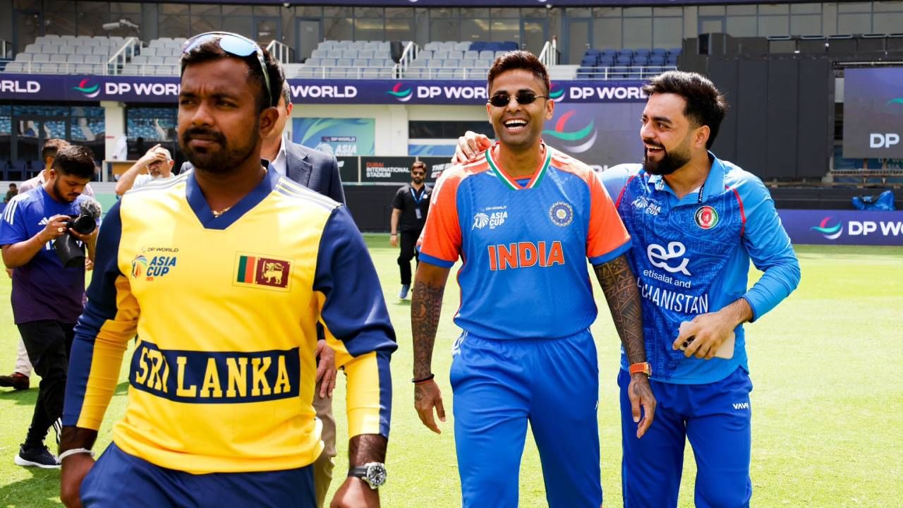 आशिया कप स्पर्धेच्या बक्षिसाची रक्कम यंदा वाढवण्याचा निर्णय घेतला आहे. त्यामुळे जेतेपद मिळवणाऱ्या संघाला 1 कोटी रुपये अतिरिक्त मिळणार आहेत. त्यामुळे जेतेपद मिळवणाऱ्या संघाला 1 कोटी रुपयांचा अतिरिक्त फायदा होणार आहे. (Photo- ACC Twitter) 