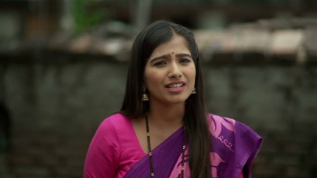 अस्मिताने तिच्या अधिकृत इन्स्टाग्राम अकाऊंट्या स्टोरीला एक व्हिडीओ शेअर केला आहे. या व्हिडीओमध्ये ती "नमस्कार. मी अस्मिता देशमुख. व्हिडीओ बनवण्याचे कारण एकच आहे की जेवढे काही सेलिब्रिटी आहेत, जेवढे रिल-स्टार्स आहेत तेवढ्या सगळ्यांना मला अलर्ट करायचे आहे. एक माहिती मला तुम्हा सर्वांपर्यंत पोहोचवायची आहे" असे बोलताना दिसत आहे. 