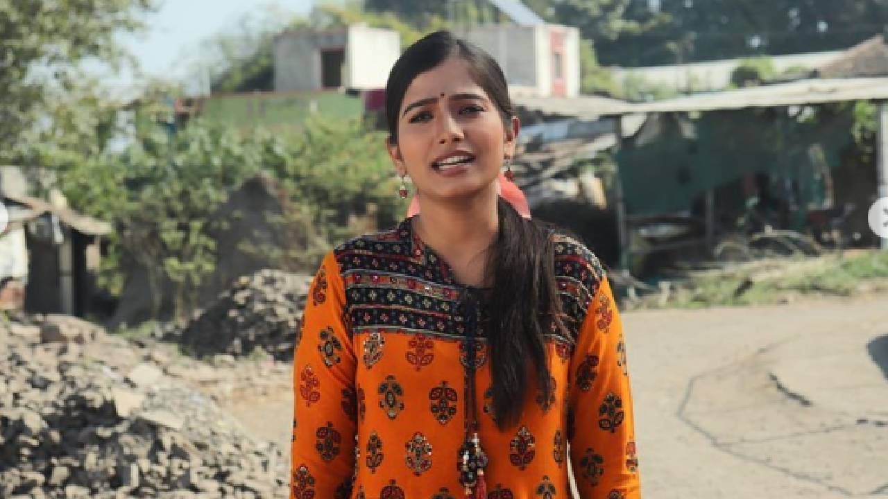 "पोलीसांकडे तक्रार केली. त्यांनासुद्धा त्याने गंडावले. मला कळकळीची विनंती करायची आहे की, कोणताही इव्हेंट करण्याआधी पूर्ण पैसे घ्या" अशी माहिती अस्मिताने दिली आहे.