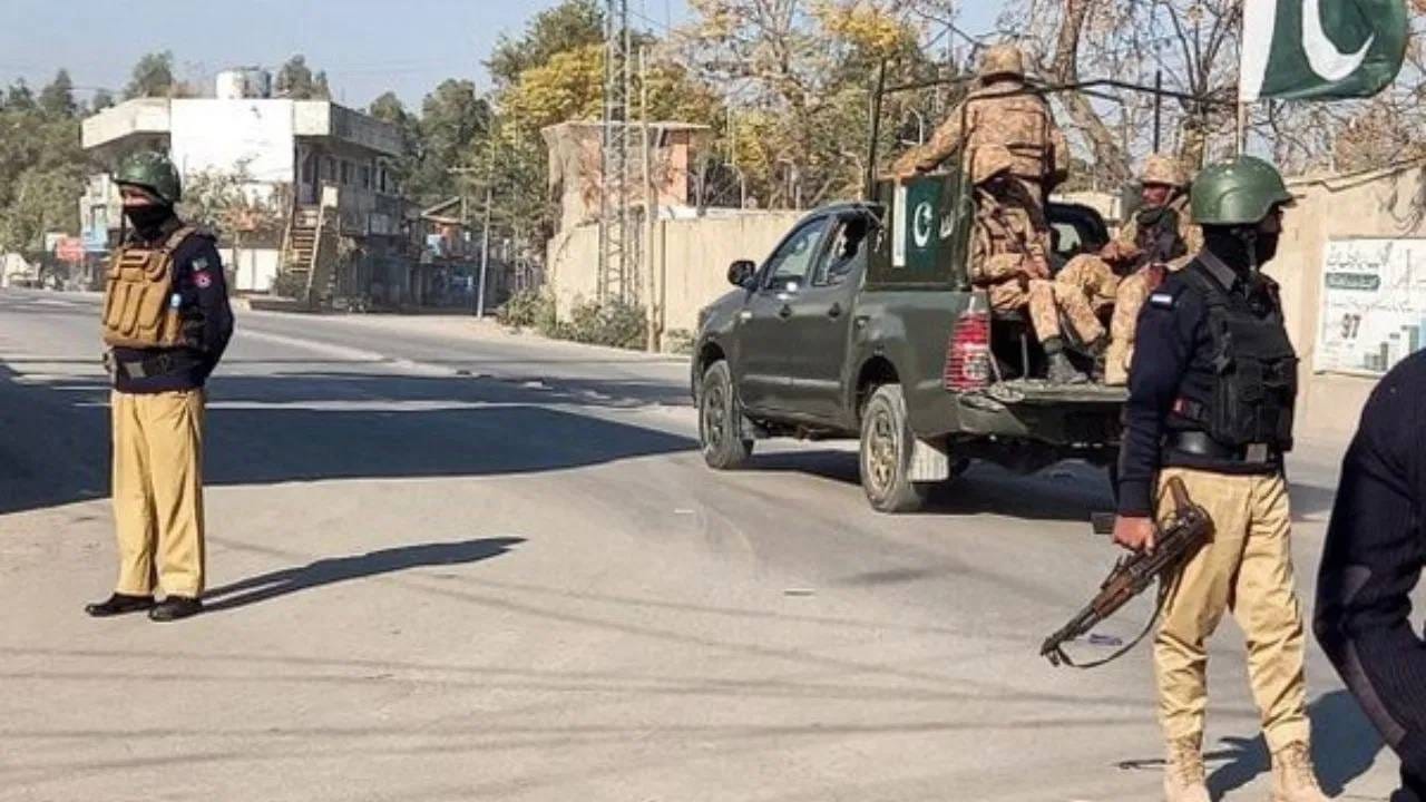 Pakistan Blast : पाकिस्तान हादरला, एकाचदिवशी तीन शक्तीशाली बॉम्बस्फोट, किती निरपराधांचा मृत्यू?