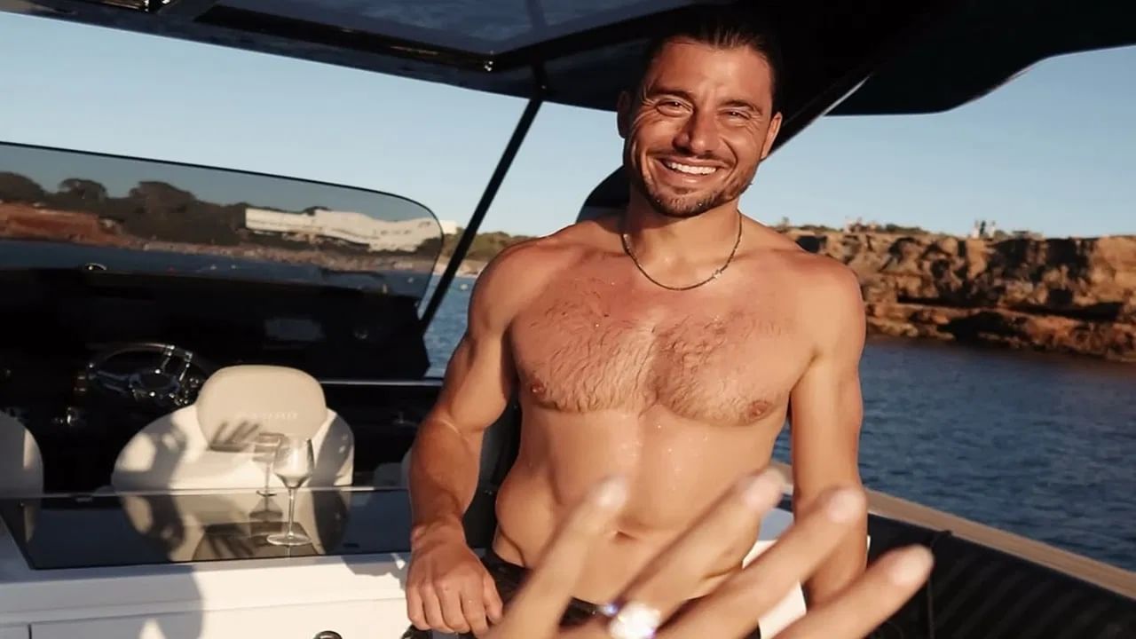 आशिया कप 2025 स्पर्धेसाठी अवघे काही तास शिल्लक आहेत. अशात क्रिकेट वर्तुळातून मोठी बातमी समोर आली आहे. स्टार खेळाडू आयुष्यातील नव्या इनिंगसाठी सज्ज आहे. ऑस्ट्रेलियाचा स्टार ऑलराउंडर मार्कस स्टोयनिस याने त्याची गर्लफ्रेंड Sarah Czarnuch सह साखरपूडा केला आहे. मात्र दोघांच्या लग्नाची तारीख अजून समजू शकलेली नाही. (Photo Credit : Instagram)