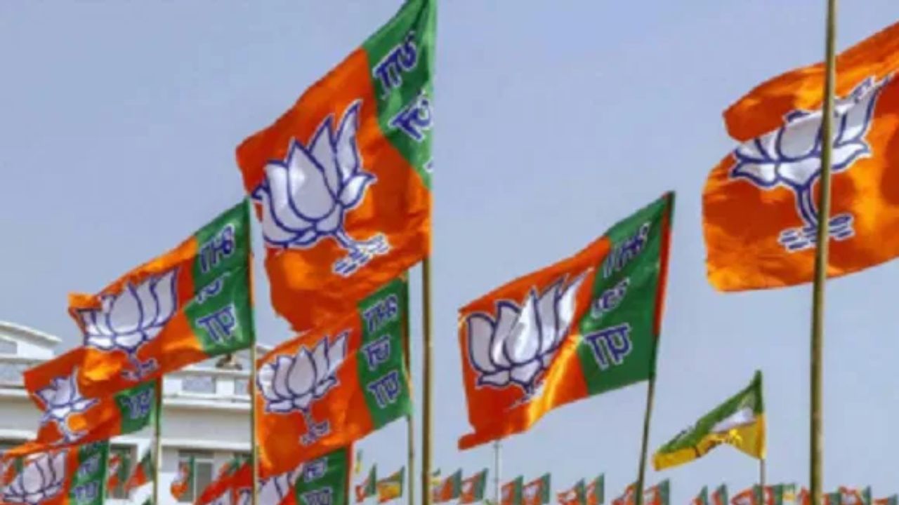 मोठी बातमी! महापालिका निवडणुकीपूर्वी राज्यात भाजपला मोठा धक्का, शेकडो कार्यकर्त्यांसह बड्या नेत्याचा पक्षाला रामराम