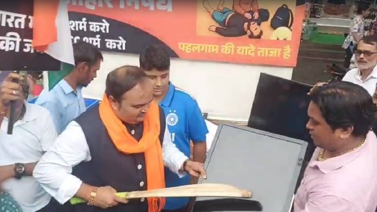 कार्यकर्त्यांनी टीव्ही फोडत निषेध नोंदवला आहे. काल उद्धव ठाकरेंनी पत्रकार परिषद घेत आक्रमक भूमिका मांडली होती. त्यानंतर आता ठिकठिकाणी ठाकरेंच्या सेनेकडून आंदोलन केलं जातंय. हातामध्ये बॅट घेऊन टीव्हीची स्क्रीन फोडण्यात आली आहे. 
