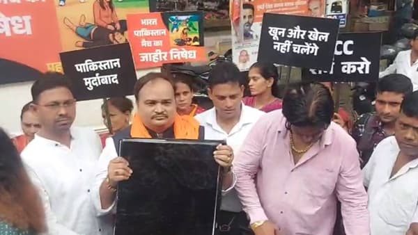 भारत-पाकिस्तान क्रिकेट सामन्याच्या विरोधात ठाकरेंची शिवसेना आक्रमक झाली आहे. मुंबईत ठिकठिकाणी ठाकरेंच्या शिवसेनेकडून आंदोलन केलं जातंय. आज दुबईमध्ये भारत विरुद्ध पाकिस्तानमध्ये क्रिकेट सामना रंगणार आहे. कांदिवलीत ठाकरेंच्या शिवसेनेच्या कार्यकर्त्यांनी टीव्ही फोडले आहेत.