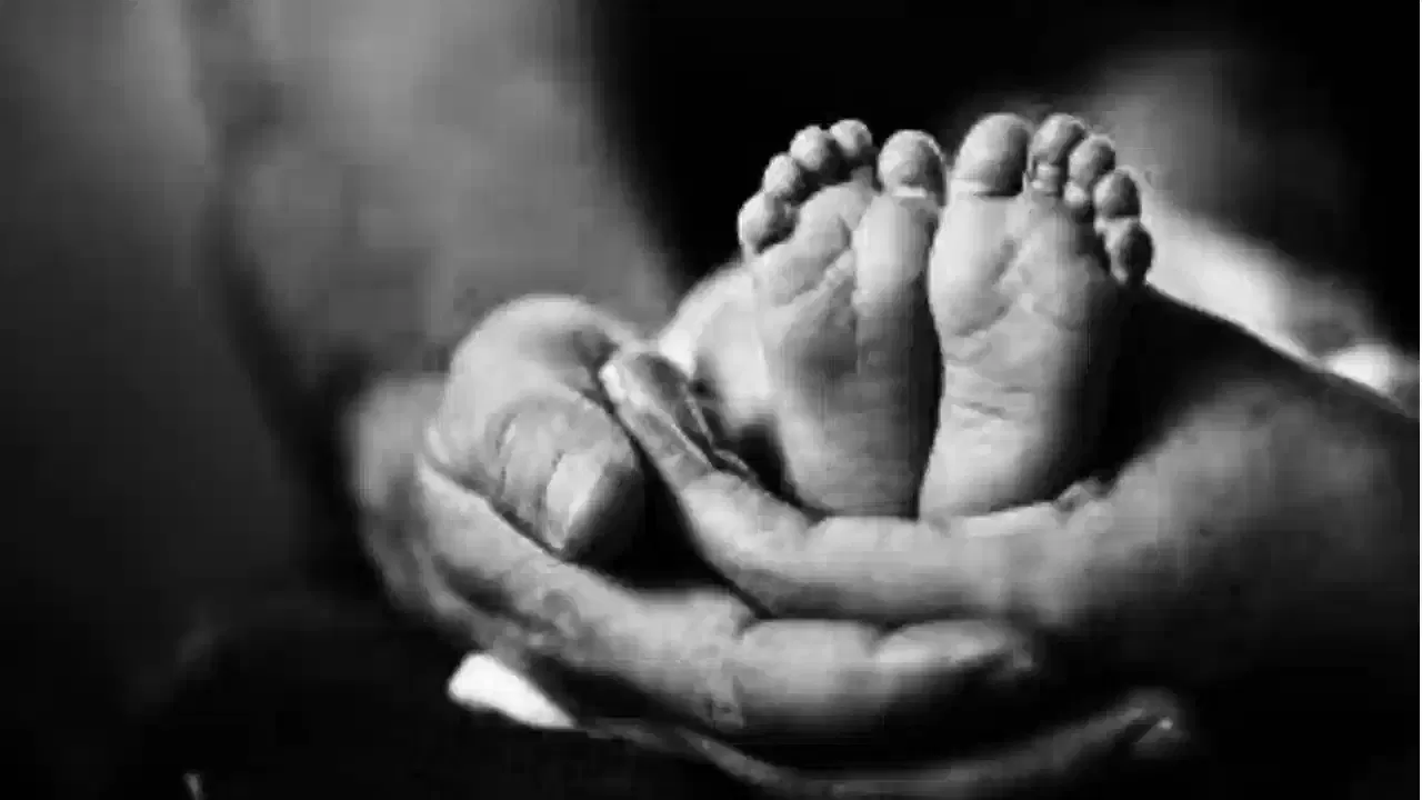 बीडमध्ये धक्कादायक प्रकार! चॉकलेट घशात अडकल्यामुळे 7 महिन्यांच्या बाळाचा मृत्यू, नेमकं काय घडलं? बीडमध्ये धक्कादायक प्रकार! चॉकलेट घशात अडकल्यामुळे 7 महिन्यांच्या बाळाचा मृत्यू, नेमकं काय घडलं?