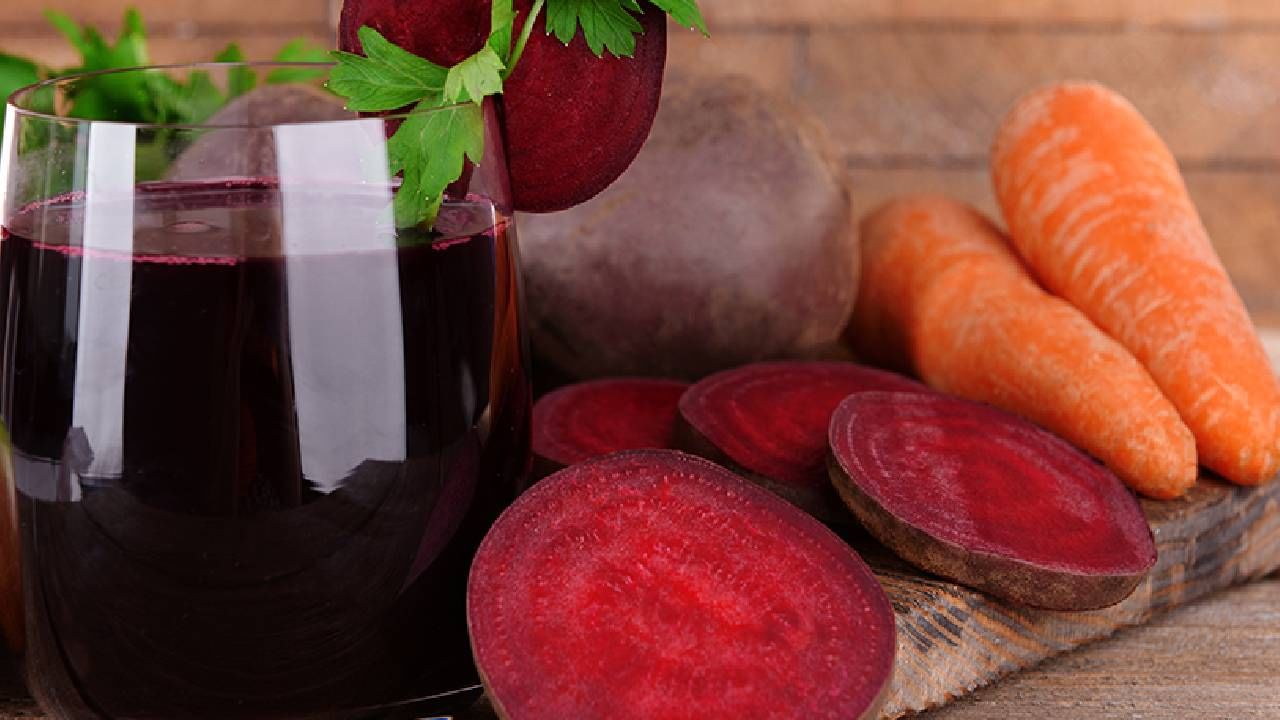 दररोज तुम्ही जर गाजर, बीट आणि आवळ्याचा ज्यूस पिला तर त्वचेच्या असंख्य समस्या दूर होतात. मात्र, हा ज्यूस कायमच रिकाम्या पोटी प्या. 