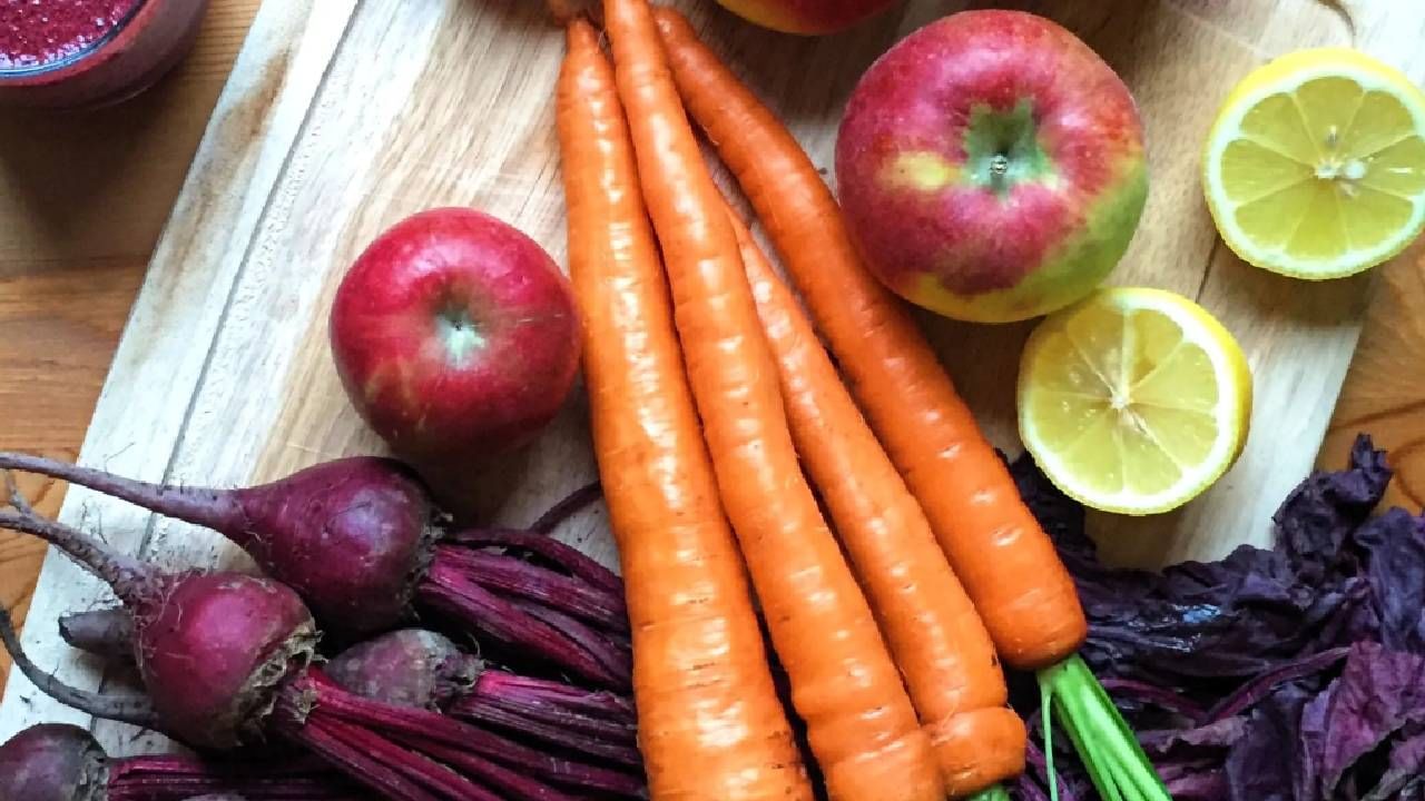 चाळीशीमध्ये त्वचेची काळजी घेण्यासाठी बीट, गाजर आणि आवळ्याच्या ज्यूसचा आपल्या आहारात समावेश करा. हा ज्यूस फायदेशीर ठरतो. 