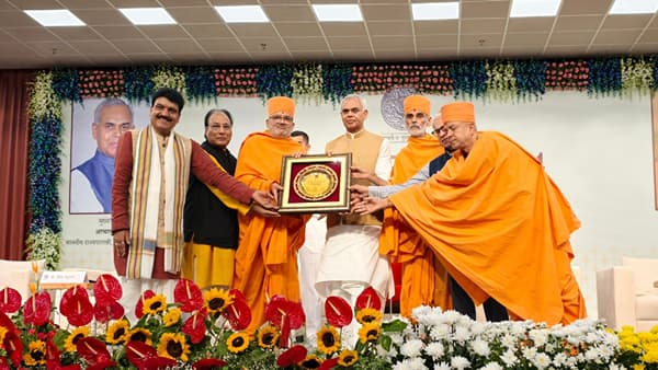 संस्कृत भाषेसाठी ऐतिहासिक क्षण! महामहोपाध्याय भद्रेशदास स्वामींना मिळाला मानाचा सरस्वती सन्मान 2024 पुरस्कार