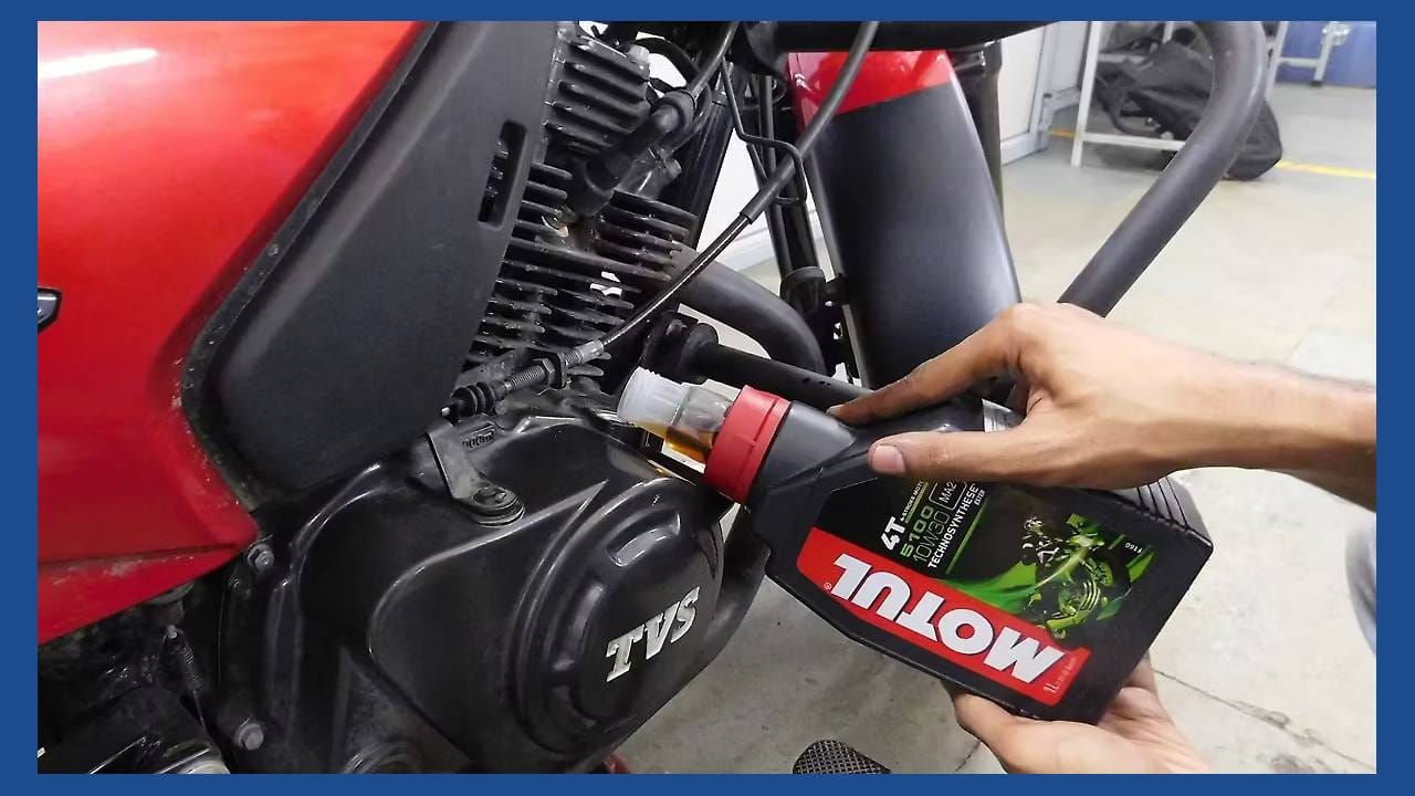 प्रत्येक दुचाकी कंपनी, ग्राहकाला याविषयीचे एक मॅन्युअल बुक देते. त्यात बाईकची सर्व्हिसिंग, तिची निगा. टायरची लाईफ, इंजिन तंदुरुस्त ठेवण्यासाठीच्या टिप्स यांची माहिती दिली जाते. त्यात इंजिन ऑईल कधी बदलायला हवे याची माहिती देण्यात येते.