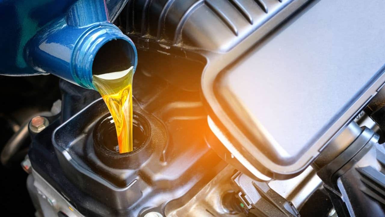 बाईक चालवतान ती जास्त आवाज करत असेल तर इंजिन ऑईल खराब झाल्याचे हे संकेत आहेत. नवीन इंजिन ऑईल टाकल्यावर इंजिनाचा गोंगाट कमी होतो. तर जुने आणि जळालेले इंजिन ऑईलमुळे बाईक जास्त आवाज करते.