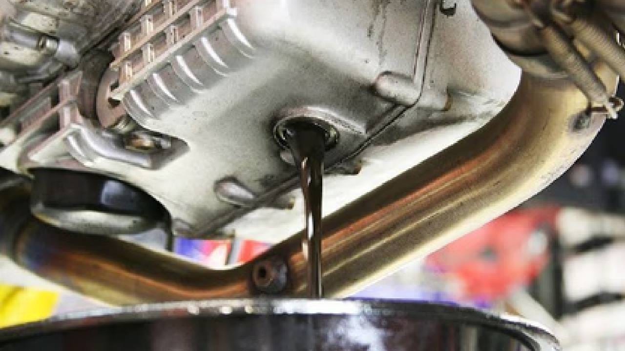 बाईक जास्त गरम होत असेल तर इंजिन ऑईल बदलण्याची वेळ आली असे मानल्या जाते. अथवा ऑईलची क्वालिटी घसरली. ऑईलची पातळी कमी झाली तर इंजिनला मोठा फटका बसू शकतो.