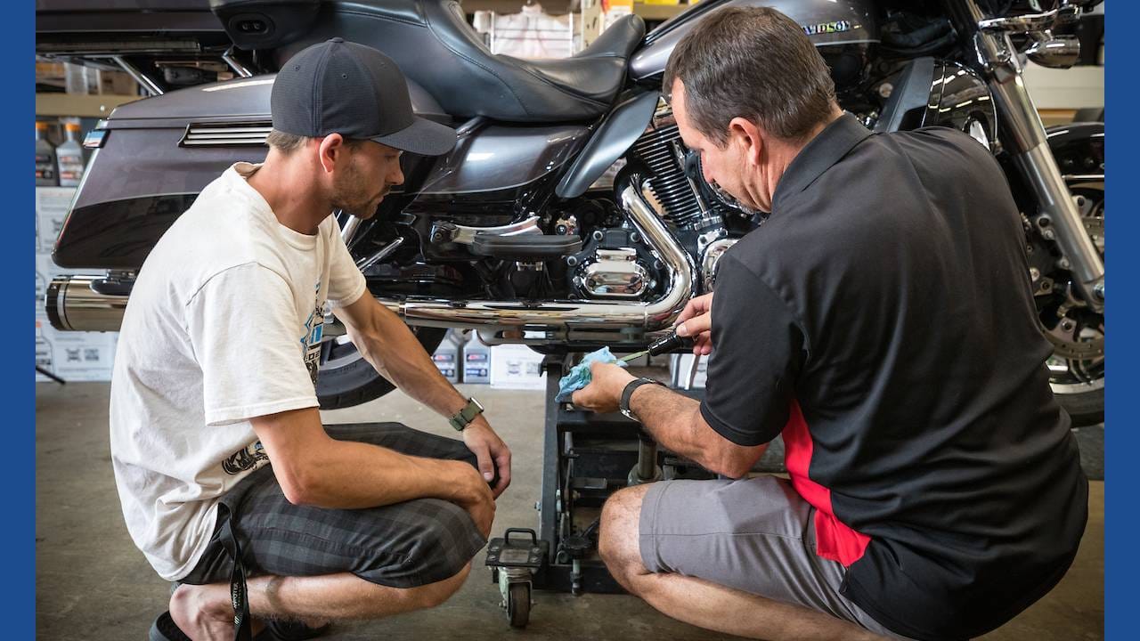  अनेक कंपन्या ठराविक किलोमीटर नंतर इंजिन ऑईल बदलण्याचा सल्ला देतात. पण तुमचा रोजचा वापर. सतत गिअर बदल यावर इंजिन ऑईल बदलण्याची आवश्यकता समोर येते. बाईक जास्त गरम होत असेल आवाज येत असेल, ऑईलची पातळी कमी झाली असेल तर ऑईल बदल नक्की करा.