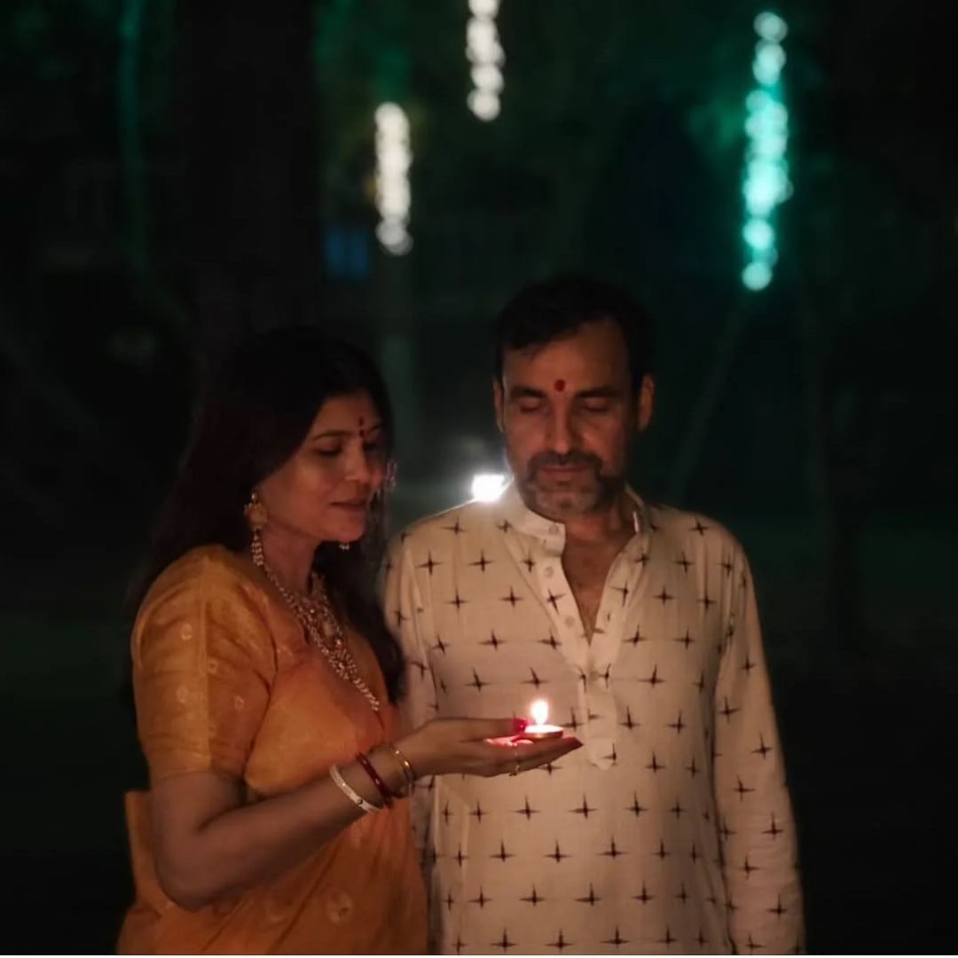  प्रसिद्ध अभिनेता पंकज त्रिपाठी हे बॉलिवूडमधील एक प्रसिद्ध नाव आहे. ज्यांनी गँग्स ऑफ वासेपूर सारख्या चित्रपटांमधून स्वतःची एक खास ओळख निर्माण केली. पण खऱ्या आयुष्यात त्यांची प्रतिमा त्यांच्या रील लाईफपेक्षा पूर्णपणे वेगळी आहे. ज्यांना माहित नाही त्यांच्यासाठी, पंकज आणि त्यांची पत्नी मृदुला यांची भेट 1993 मध्ये कॉलेजमध्ये असताना एका लग्नात झाली होती. त्यावेळी पहिल्या नजरेतच ते मृदुला यांच्या प्रेमात पडले. 