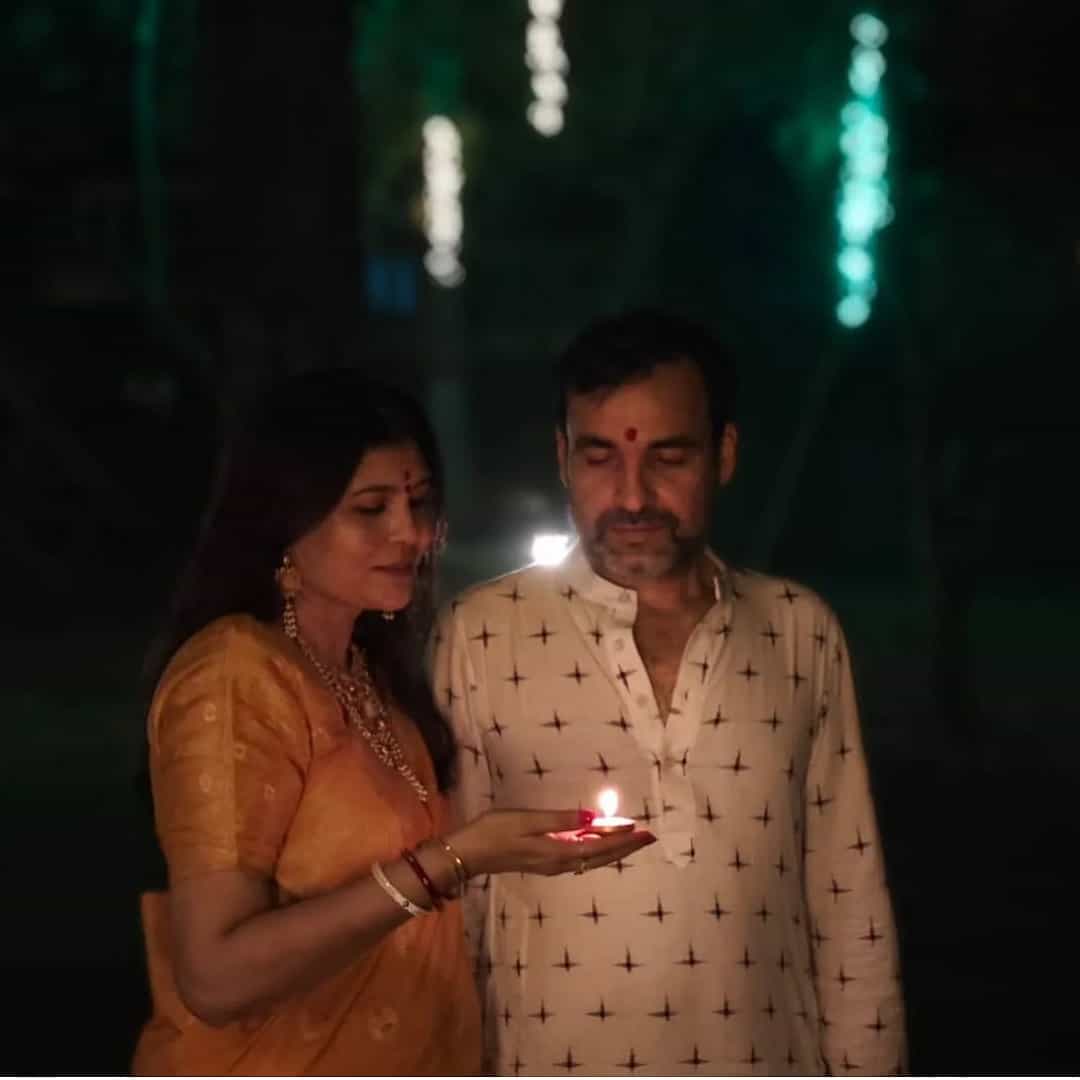 प्रसिद्ध अभिनेता पंकज त्रिपाठी हे बॉलिवूडमधील एक प्रसिद्ध नाव आहे. ज्यांनी गँग्स ऑफ वासेपूर सारख्या चित्रपटांमधून स्वतःची एक खास ओळख निर्माण केली. पण खऱ्या आयुष्यात त्यांची प्रतिमा त्यांच्या रील लाईफपेक्षा पूर्णपणे वेगळी आहे. ज्यांना माहित नाही त्यांच्यासाठी, पंकज आणि त्यांची पत्नी मृदुला यांची भेट 1993 मध्ये कॉलेजमध्ये असताना एका लग्नात झाली होती. त्यावेळी पहिल्या नजरेतच ते मृदुला यांच्या प्रेमात पडले.
