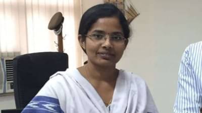 Success Story: एकेकाळी गुरे राखणारी तरुणी बनली कलेक्टर, वाचा संघर्षाची कहाणी