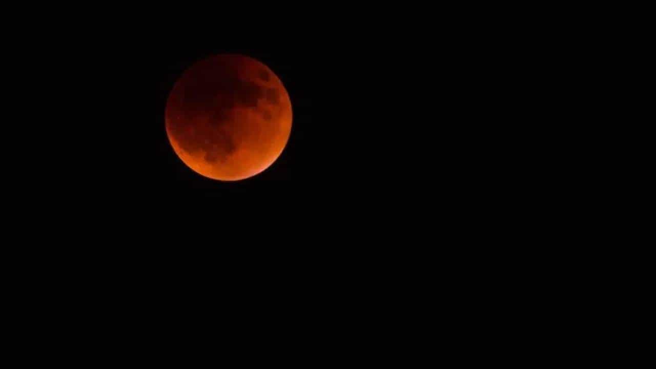 यंदाच्या वर्षीचे शेवटचे चंद्रग्रहण देशाच्या अनेक भागांमध्ये दिसले. हे ग्रहण रात्री 9.58 वाजता सुरू झाले आणि रात्री 1.26 ला संपले. फक्त भारतच नाही तर इतरही काही देशांमध्ये हे चंद्रग्रहण दिसले आहे.