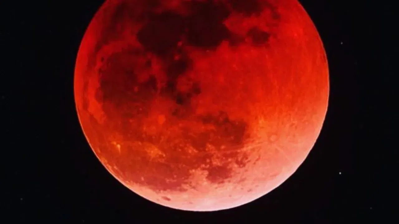 हे चंद्रग्रहण काही राशींसाठी वरदान ठरू शकते. या काळात त्यांच्या आयुष्यात सकारात्मक बदल दिसतील. तर काही राशींवर नकारात्मक परिणाम होईल.