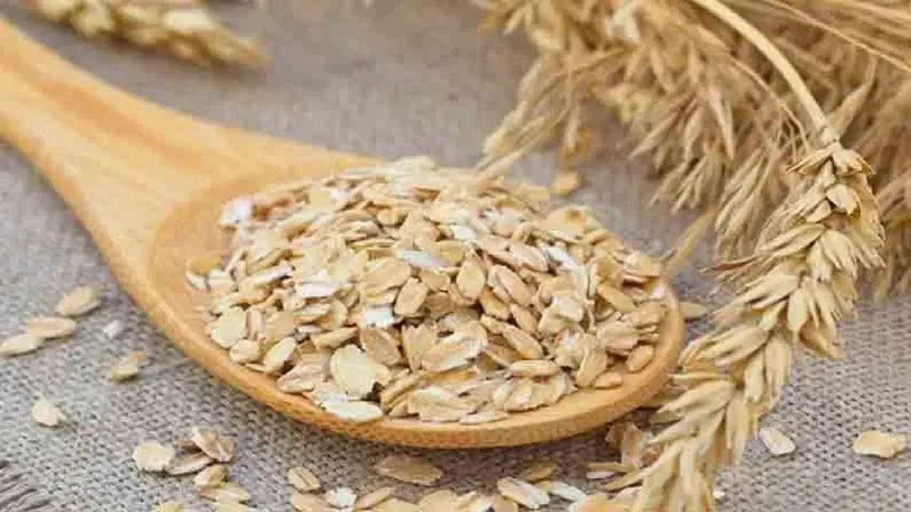फायबरने समृद्ध असलेले ओट्स (Oats) कोलेस्ट्रॉल कमी करणाऱ्या आहाराचा भाग बनवता येतात. यामध्ये आढळणारे सोल्युबल फायबर बऱ्याच प्रमाणात बॅड कोलेस्ट्रॉल कमी करते. याशिवाय, हे रक्तवाहिन्यांना कोलेस्ट्रॉल शोषण्यापासून रोखण्यास मदत करते.
