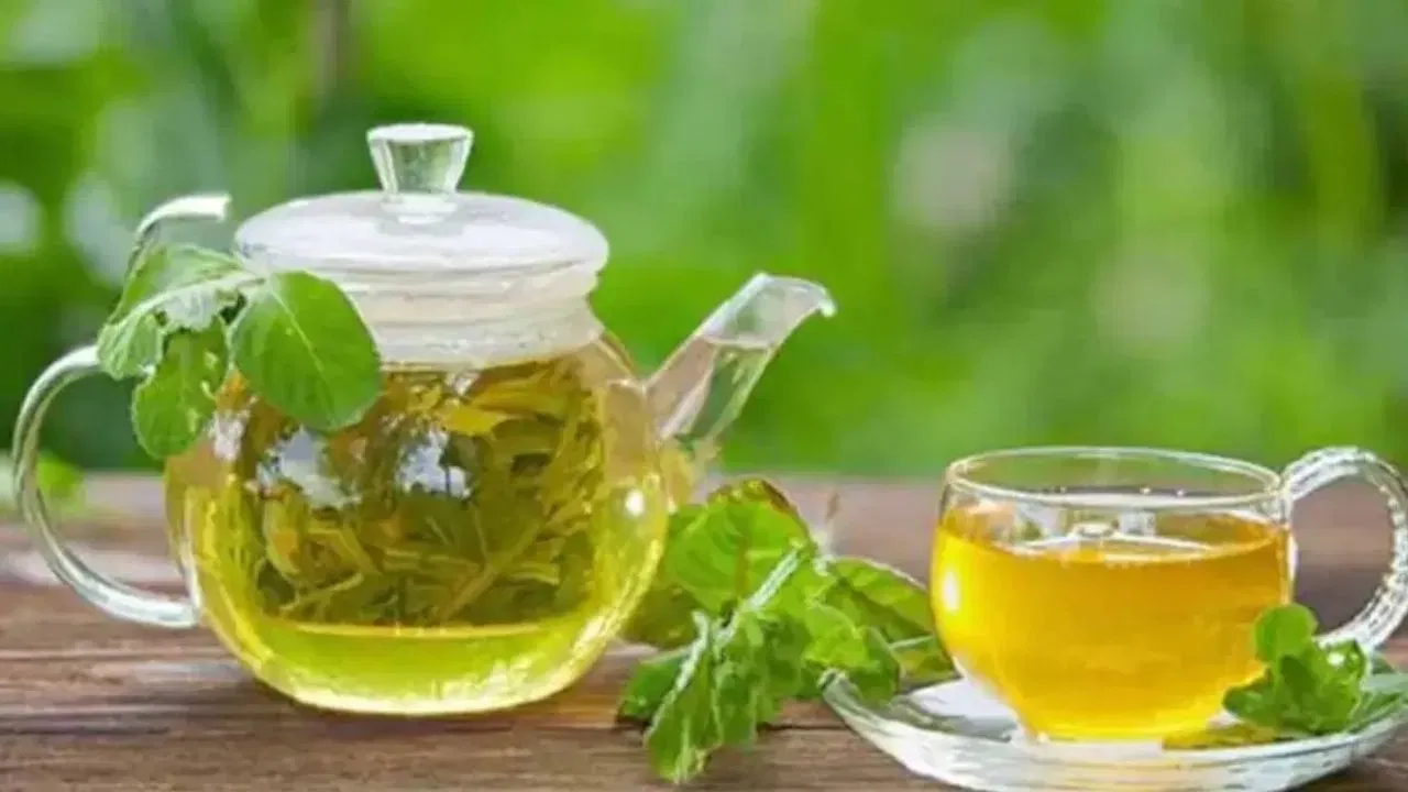 पेय पदार्थांमध्ये ग्रीन टी (Green Tea) कोलेस्ट्रॉलवर प्रभावी मानली जाते. याच्या सेवनाने कोलेस्ट्रॉलचे उत्पादन कमी होते आणि आधीपासून साचलेले कोलेस्ट्रॉल कमी होण्यासही मदत मिळते. ग्रीन टी साध्या पद्धतीने बनवून प्यावी किंवा माचाच्या स्वरूपातही याचे सेवन करता येते.