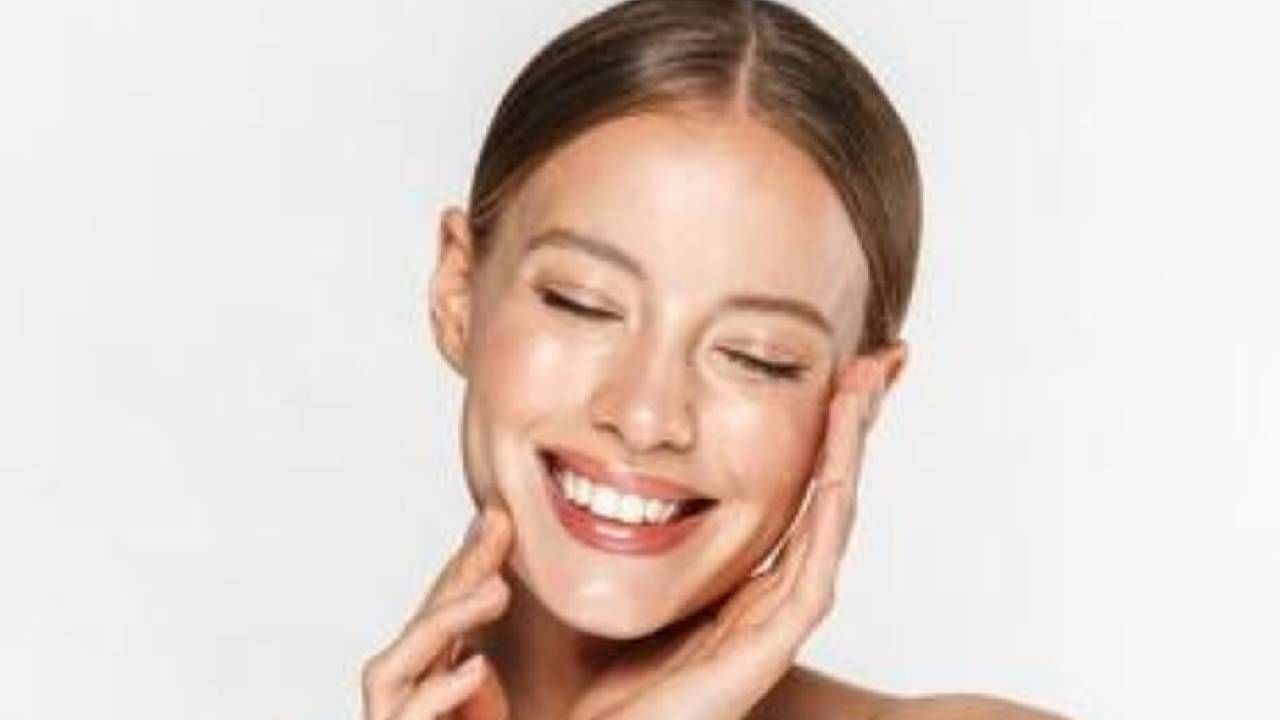 बाहेर आल्यानंतर सर्वात महत्वाचे म्हणजे दररोज क्लिंजिंग करा. त्यानंतर टोनिंग करा आणि शेवटी काही वेळ आपल्या त्वचेची मॉइश्चरायझिंग करा. 