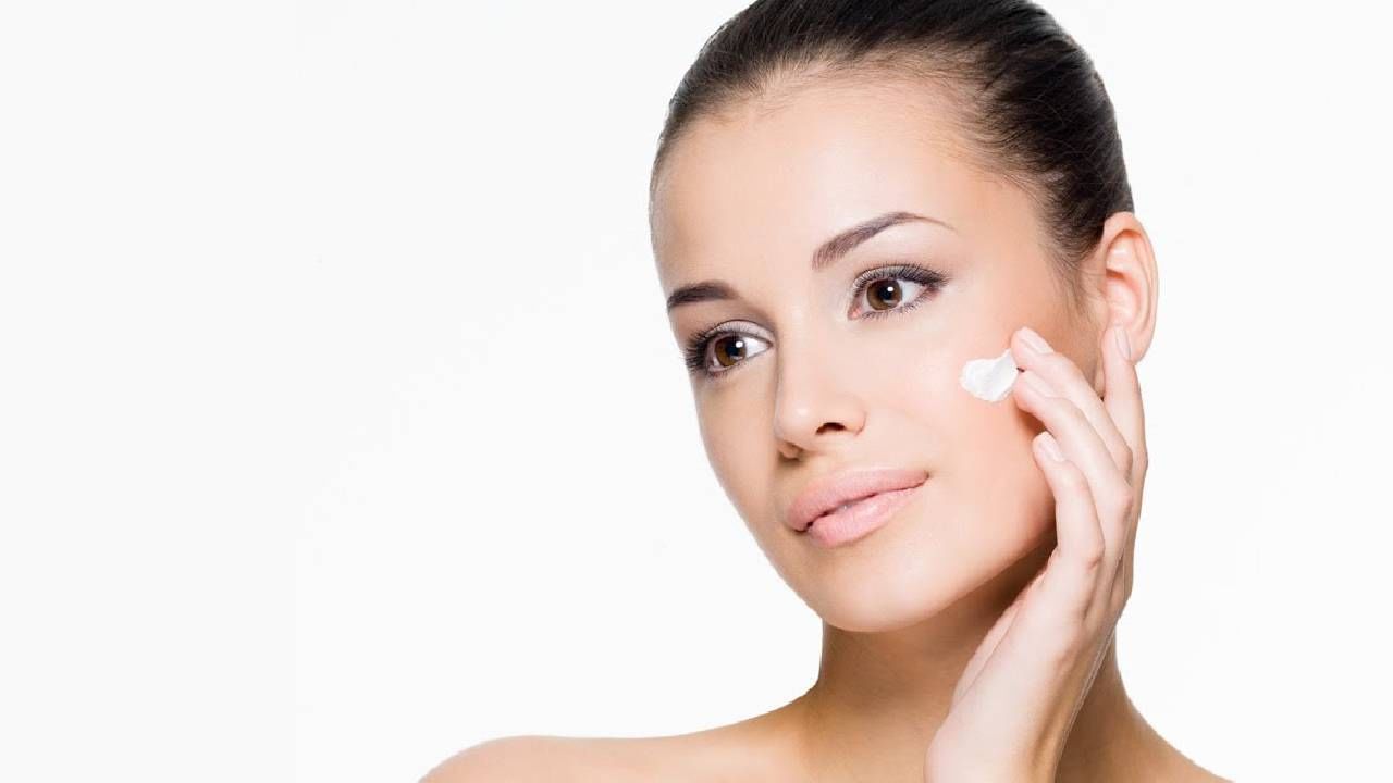  आपण काही दिवस हा दिनक्रम पाळला तर आपल्या त्वचेच्या अनेक समस्या दूर होण्यास मदत होते. मॉइश्चरायझिंग त्वचा मऊ होण्यास मदत होते. 