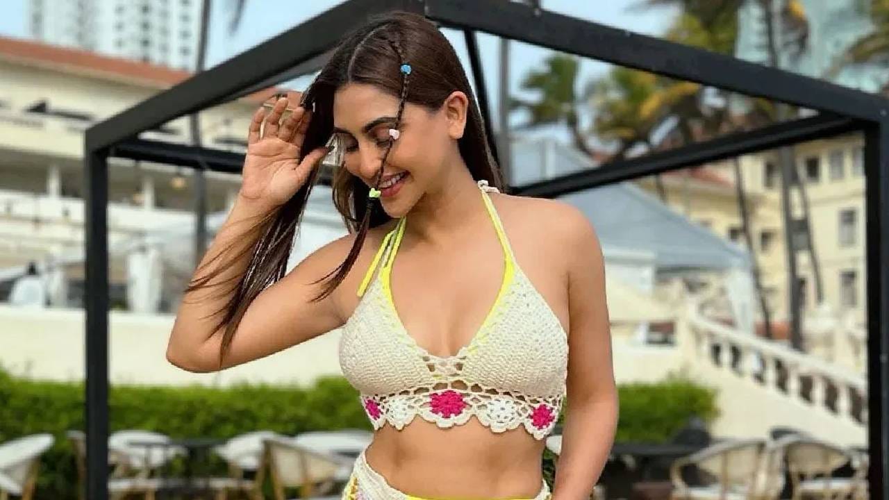 क्रिस्टलने नुकताच 'झूम'ला दिलेल्या मुलाखतीमध्ये अनेक गोष्टींवर वक्तव्य केले. ती म्हणाली तिच्या पालकांना तिच्या अनेक बोल्ड क्लिप्स एडिट करुन पाठवतात.