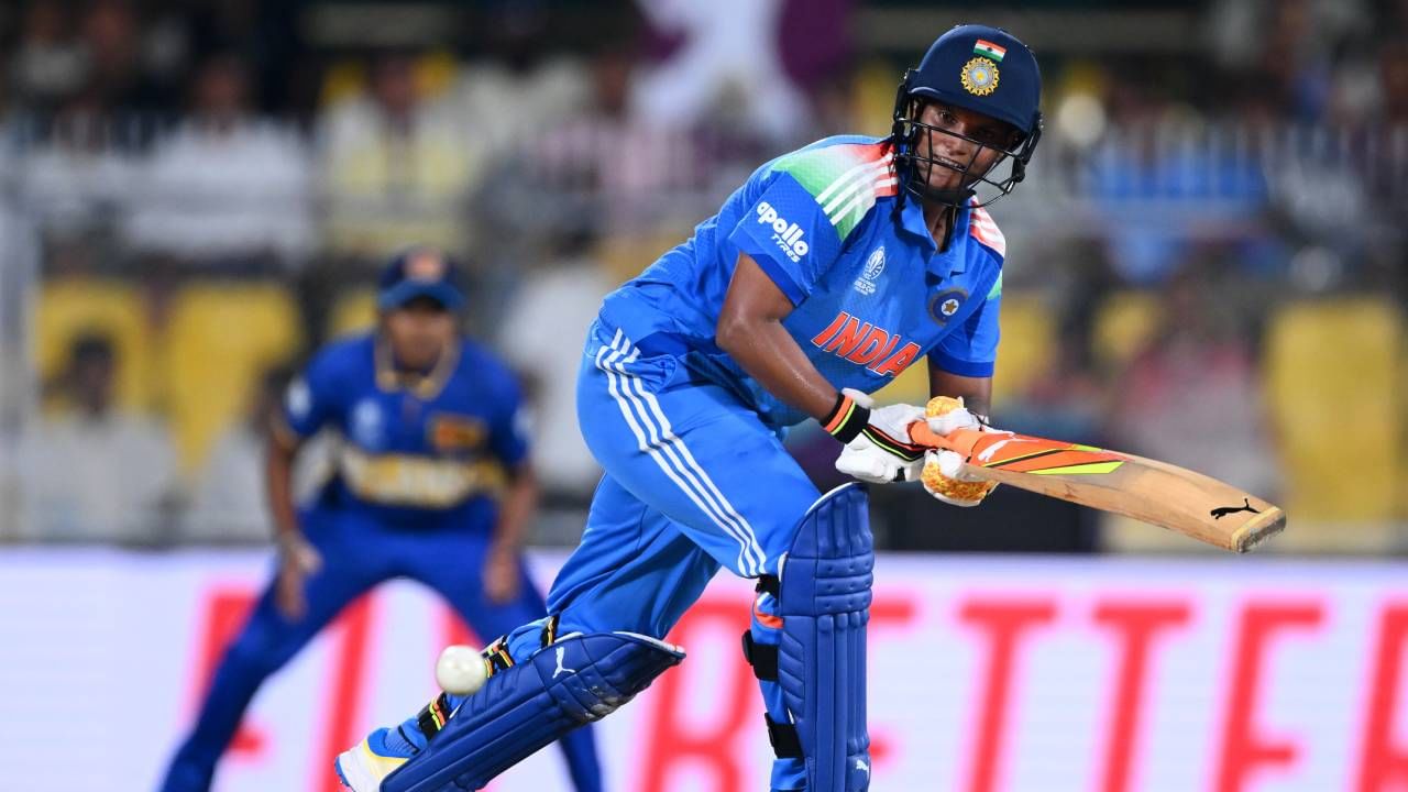 वनडे वर्ल्डकप स्पर्धेच्या इतिहासात दीप्ती शर्मा आणि अमनजोत कौर यांनी सातव्या विकेटसाठी विक्रम नोंदवला आहे. या विकेटसाठी पहिल्यांदाच शतकी भागीदारी केली आहे. यापूर्वी वनडे वर्ल्डकप स्पर्धेत असं घडलं नव्हतं. (फोटो- बीसीसीआय ट्वीटर)