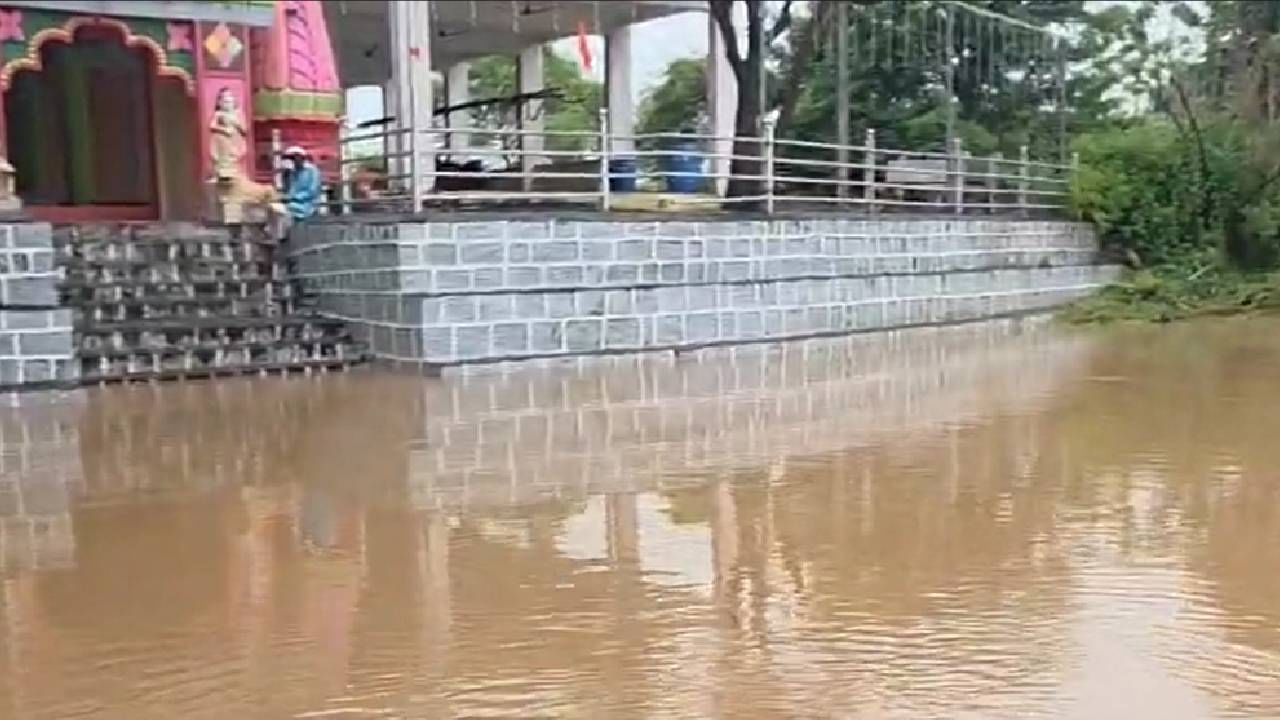 जलसंपदा मंत्री गिरीश महाजन आज धाराशिव जिल्हा दौऱ्यावर आहेत. भूम परंडा भागात अतिवृष्टीने झालेल्या नुकसानीची ते पाहणी करत आहेत. मुसळधार पावसामुळे इंटरनेट सेवाही विस्कळीत झाली आहे. दरम्यान पुराच्या पाण्यात अडकलेल्या 65 लोकांना वाचवण्यात आलं आहे. 
