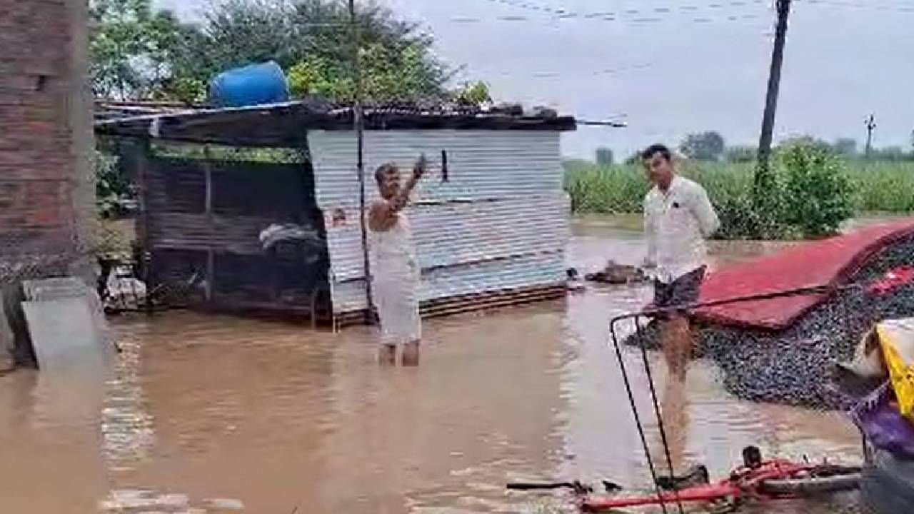धाराशिवमधल्या सिरसावगावातील घराघरात  पुराचं पाणी शिरलं आहे. त्यामुळे अन्नधान्य, पीठ, जीवनावश्यक वस्तू वाहून गेले आहेत. चांदणी नदीला आलेल्या पुरात नागरिकही अडकले होते. त्याचसोबत पशुधनाचंही मोठ्या प्रमाणात नुकसान झालं आहे. विद्यार्थ्यांचं शालेय साहित्यही पाण्यात भिजल्याच्या घटना समोर येत आहेत. 
