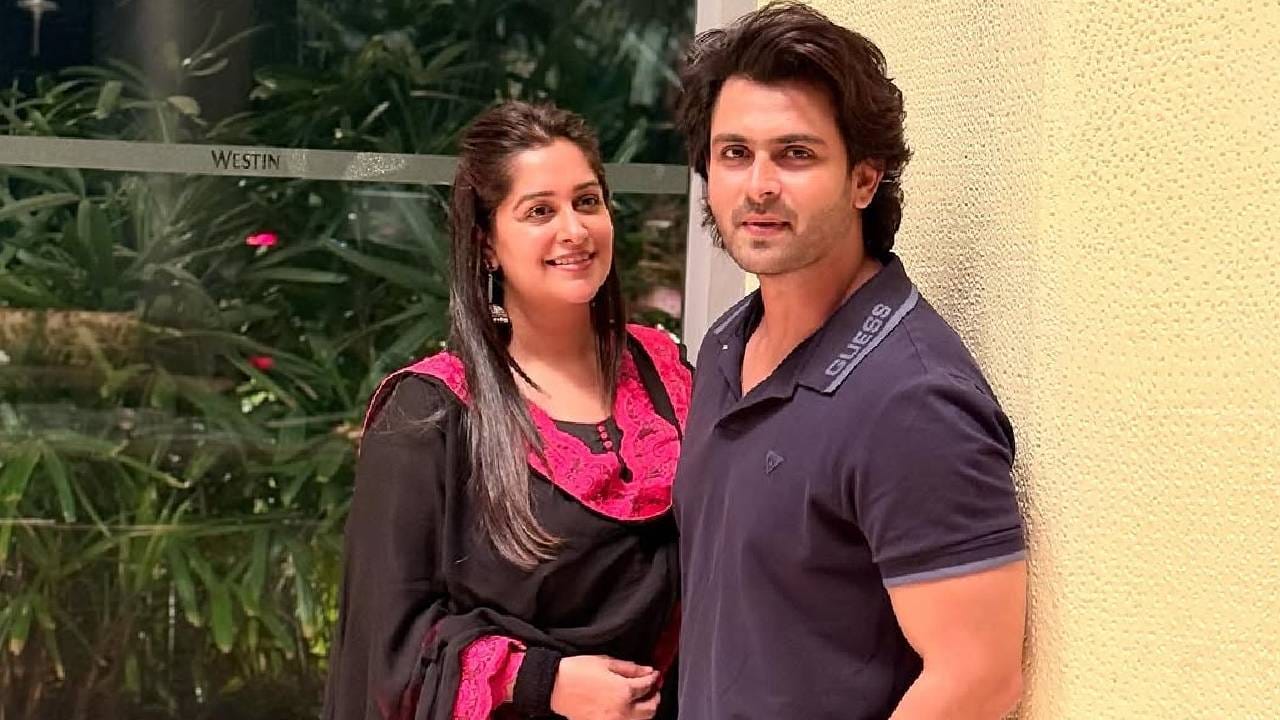 'ससुराल सिमर का' या मालिकेतून घराघरात पोहोचलेली अभिनेत्री दीपिका कक्कर आणि तिचा पती शोएब इब्राहिम त्यांच्या युट्यूब व्लॉगद्वारे चाहत्यांना खासगी आयुष्यातील विविध अपडेट्स देत असतात. नुकतंच शोएब-दीपिकाच्या घरात फॅमिली गेट-टुगेदर झालं. 
