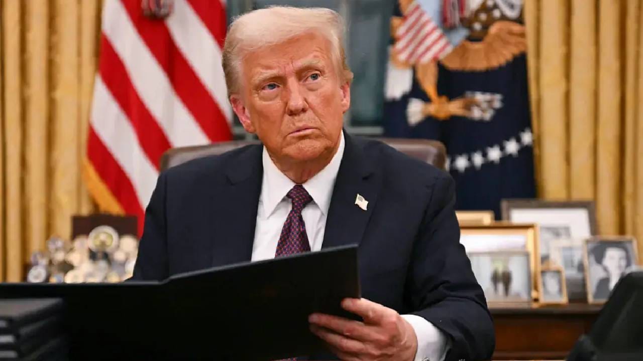 मोठी बातमी! डोनाल्ड ट्रम्प यांचा H-1B व्हिसा धारकांना मोठा धक्का, नियमात बदल, थेट आता...