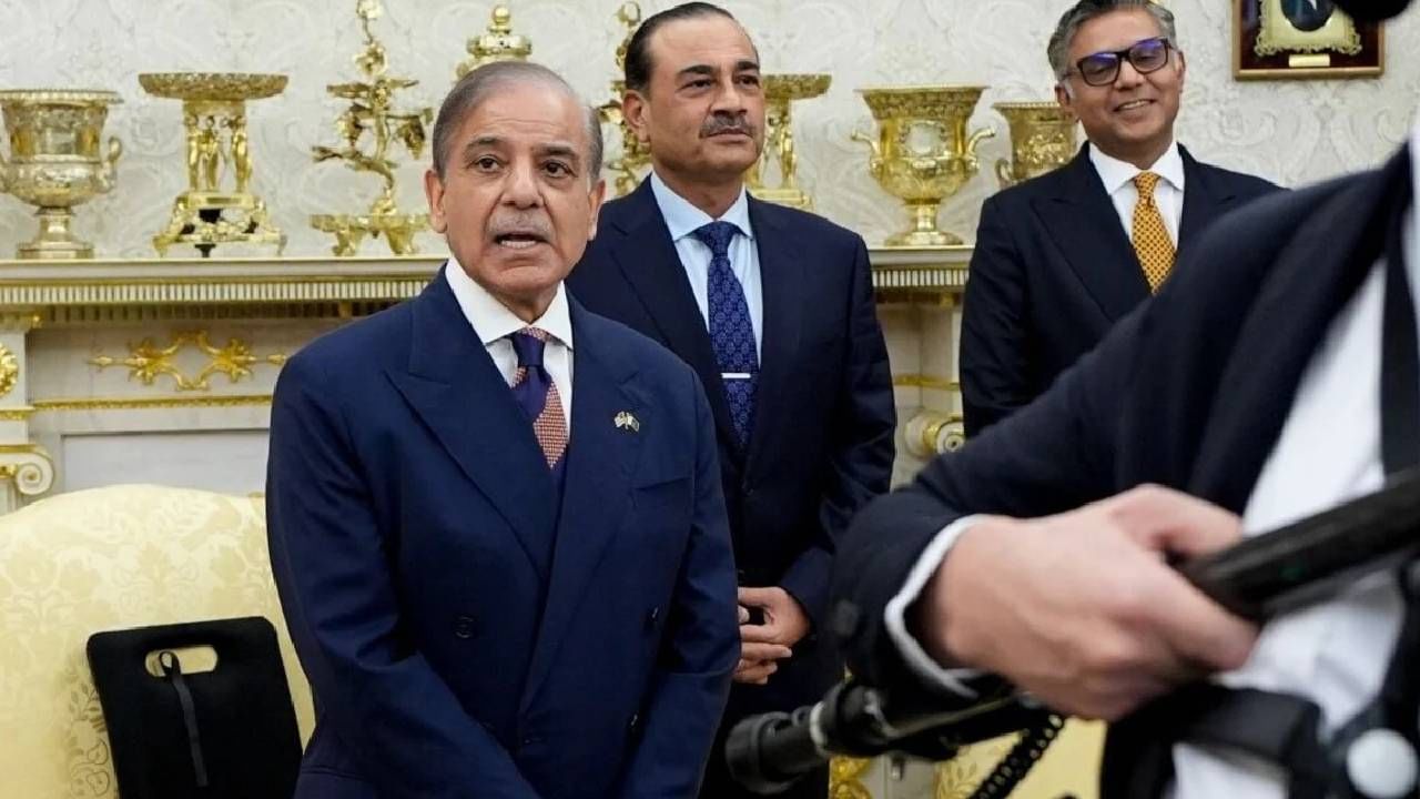 डोनाल्ड ट्रम्प यांनी पाकिस्तानला दाखवली लायकी, पाकिस्तानचे पंतप्रधान गेटवर ताटकाळात, व्हाईट हाऊसमध्ये...