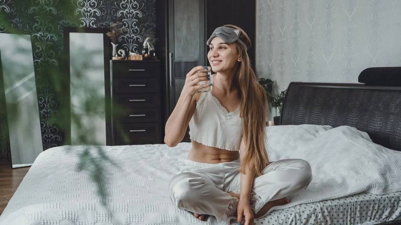 बऱ्याचदा सकाळी पालक हे मुलांना देखील कोमट पाणी पिण्यास देतात. मात्र, त्यांच्या आरोग्यासाठी ते नक्की चांगले नाही. कोमट पाण्यात लिंबू टाकून पिणे अधिक फायदेशीर. 