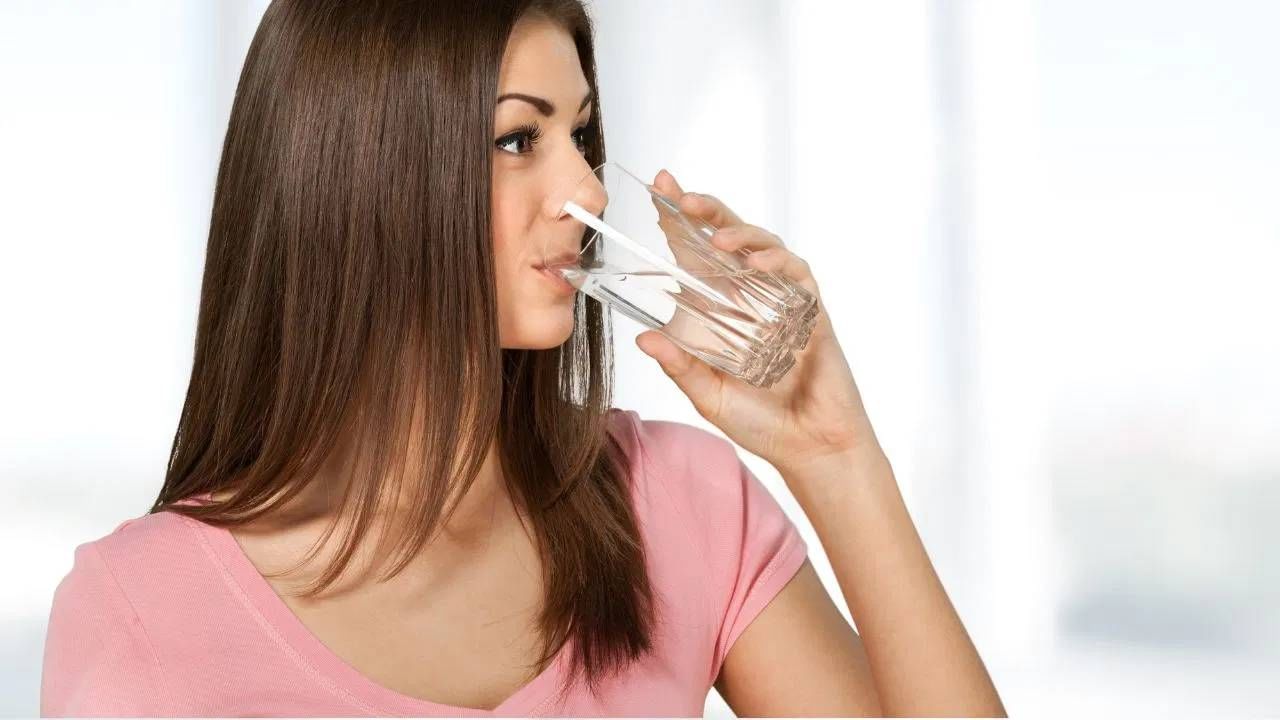  रिकाम्या पोटी पाणी पिण्याची सवय अनेक आरोग्यदायी फायदे देणारी मानली जाते, परंतु ती प्रत्येकासाठी योग्य नाही. तुम्हाला जर दाताचे आजार असतील तर रिकाम्या पोटी कोमट पाणी पिणे टाळा. 