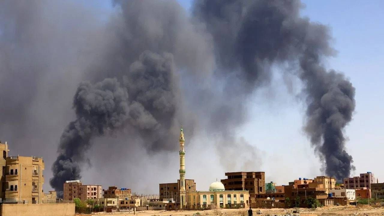 Drone Attack : धक्कादायक, नमाज पठण सुरु असताना मशिदीवर ड्रोन हल्ला, वृद्ध, लहान मुलांसह 43 ठार Drone Attack : धक्कादायक, नमाज पठण सुरु असताना मशिदीवर ड्रोन हल्ला, वृद्ध, लहान मुलांसह 43 ठार