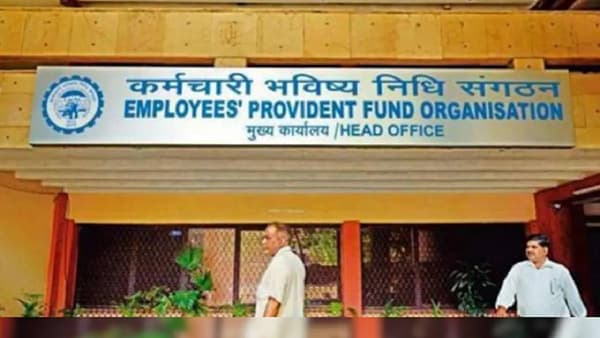 कर्मचारी भविष्य निधी संघटनेकडून (EPFO) पगारदार कर्मचाऱ्यांसाठी पीएफची सुविधा देण्यात येते. त्यातंर्गत कर्मचाऱ्यांच्या मूळ पगारातून दरमहा 12 रक्कम PF खात्यात जमा करण्यात येते.