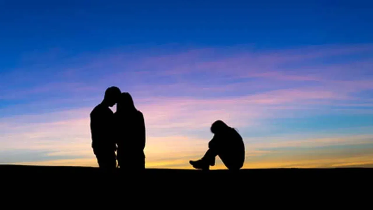 कोर्टाने म्हटले आहे की पत्नीचा दावा ऐकण्यायोग्य आहे आणि मैत्रिणीला आपले मत मांडण्याची संधी देण्यात यावी. तसेच, प्रकरणाच्या अंतिम सुनावणीनंतरच हे ठरेल की पत्नीला खरोखर नुकसानभरपाई मिळेल की नाही. हा निर्णय भविष्यात वैवाहिक विवादांमध्ये एक नवीन कायदेशीर मार्ग उघडू शकतो, कारण आता पत्नी केवळ पतीच्याच नव्हे तर त्याच्या विवाहबाह्य संबंधात सामील असलेल्या तिसऱ्या व्यक्तीविरुद्धही कारवाई करू शकतील.