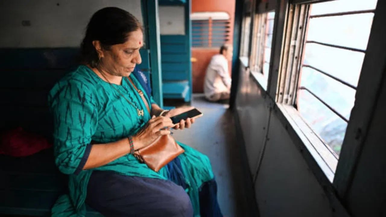 महिलांना रेल्वे प्रवासात मिळणारे 5 महत्त्वाचे अधिकार महिलांना रेल्वे प्रवासात मिळणारे 5 महत्त्वाचे अधिकार