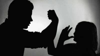 संतापजनक! जुगाराच्या नादात पती बनला हैवान, पत्नीला विवस्त्र करत...