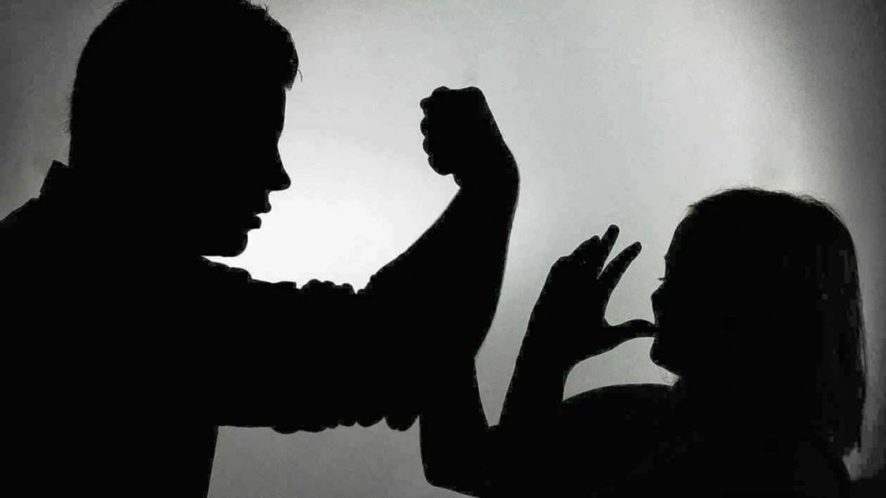 संतापजनक! जुगाराच्या नादात पती बनला हैवान, पत्नीला विवस्त्र करत...