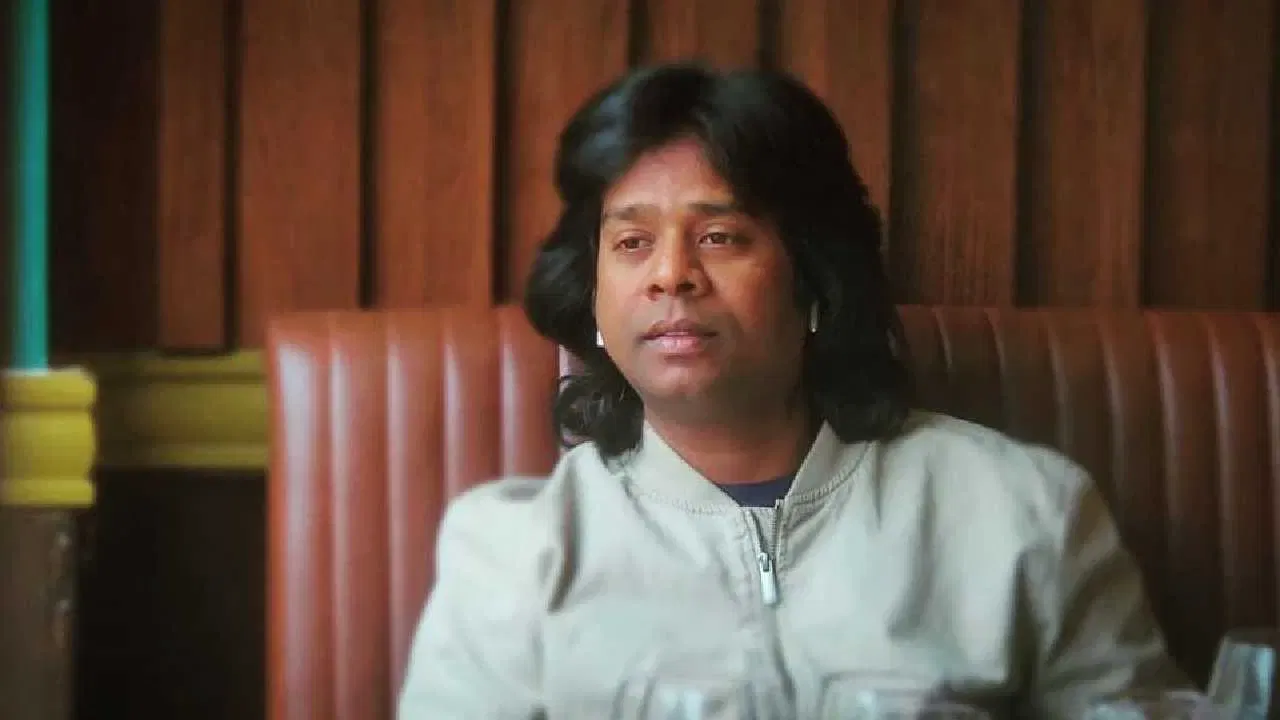 गौरवने फोटो शेअर करत, (ताडपत्री ते फ्लॅट) फ़िल्टर पाडा ते पवई हा प्रवास बघताना खूप छोटा वाटतो, पण तो पूर्ण करण्यासाठी खूप वर्ष लागली आहे. जिथे राहतो तिथेच आपल घर असाव हे कायम मनात होत. लहानपणापासून वाटत होत जिथे राहतो तिथेच घर घ्यायचं आणि आज ते स्वप्न खऱ्या अर्थाने सत्यात उतरलं आहे.