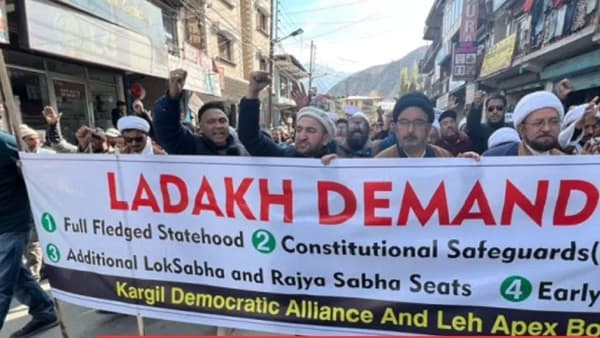 Gen Z protest : मोठी बातमी! भारतातही Gen Z आक्रमक, भाजपाचं कार्यालय जाळलं, सीआरपीएफचं वाहन पेटवलं