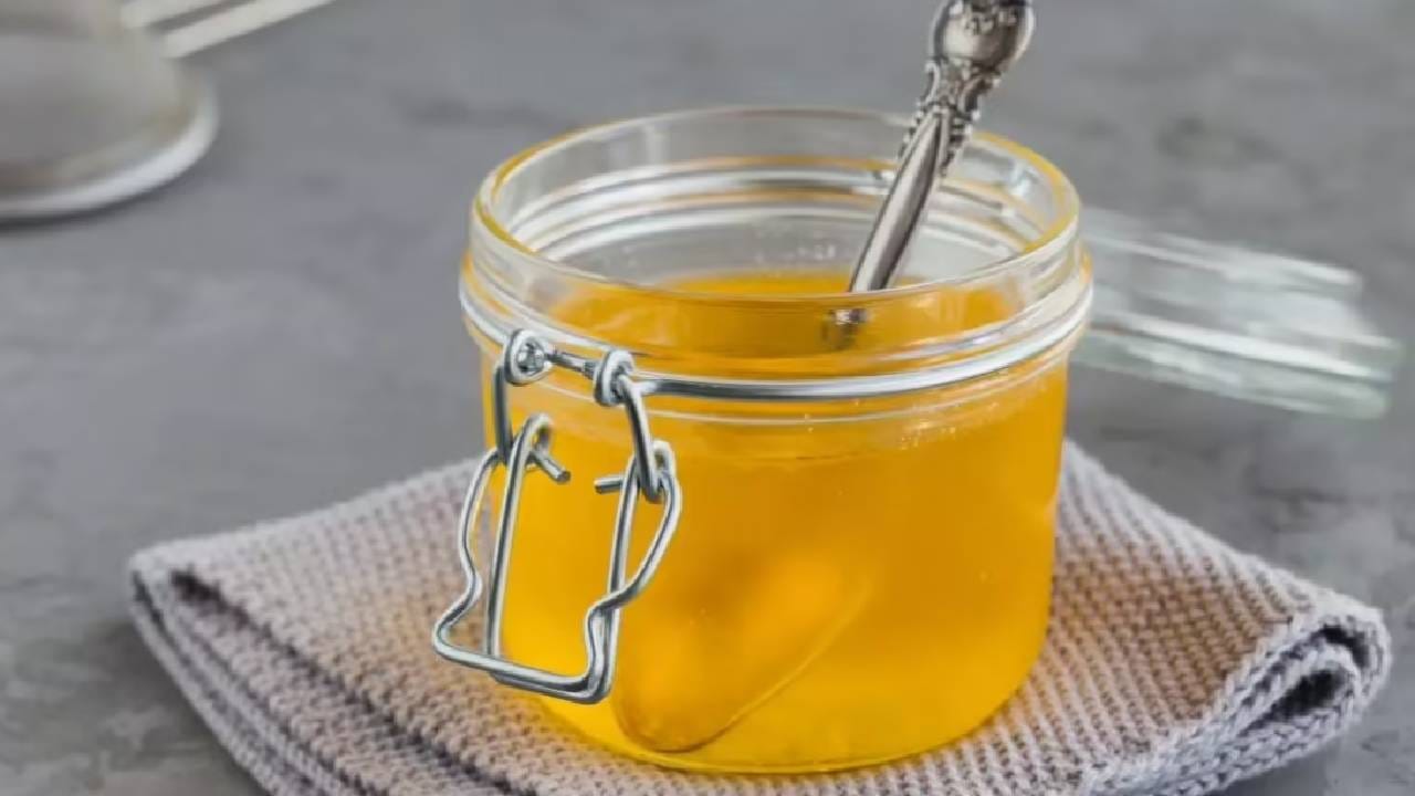 उपाशी पोटी कोमट पाण्यात तूप मिक्स करून पिण्याचे फायदे वाचा उपाशी पोटी कोमट पाण्यात तूप मिक्स करून पिण्याचे फायदे वाचा