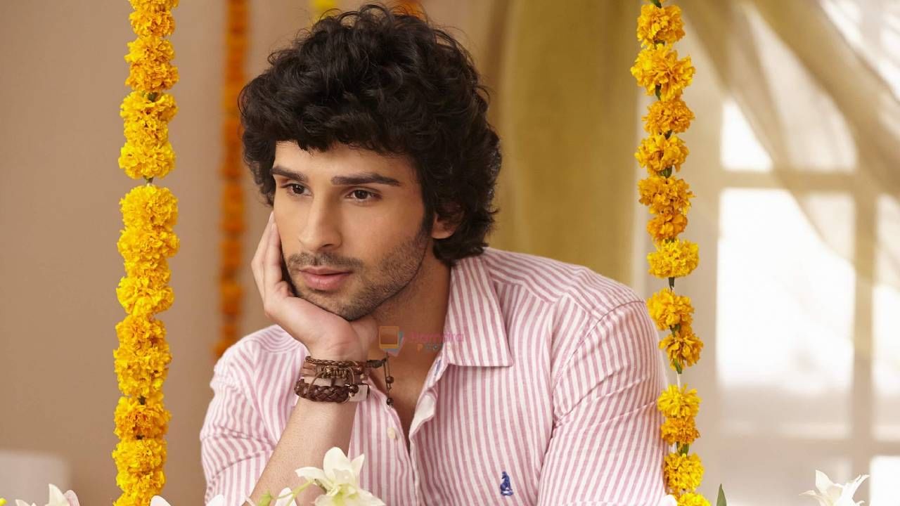 बॉलिवूड इंडस्ट्रीत असे अनेक कलाकार आहेत, ज्यांचा पहिला चित्रपट सुपरहिट झाला, त्यातून त्यांना प्रचंड प्रसिद्धी मिळाली, परंतु त्यानंतर ते गायबच झाले. असाच एक अभिनेता म्हणजे गिरीश कुमार. बारा वर्षांपूर्वी त्याने 'रमैया वस्तावैया' या चित्रपटातून बॉलिवूडमध्ये पदार्पण केलं होतं. 
