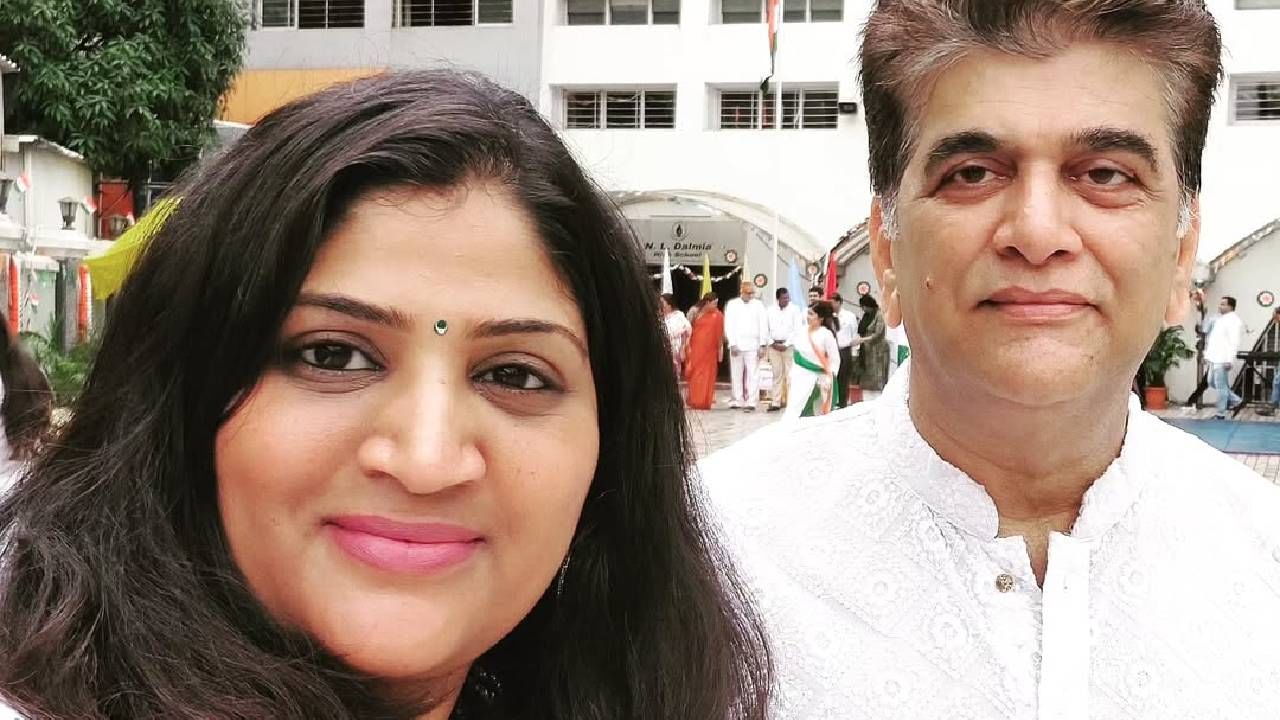 अर्थातच ओळख नसल्याने या दोघांमध्ये काहीच बोलणं झालं नव्हतं. परंतु बाजूला गिरीश ओक बसल्याची बाब पल्लवी यांनी त्यांच्या मैत्रिणीला फोनवर सांगितली. बसमधून उतरल्यानंतर पल्लवी यांनीच गिरीश यांच्याकडे त्यांचा फोन नंबर विचारला आणि त्यांनी तो दिलाही. 
