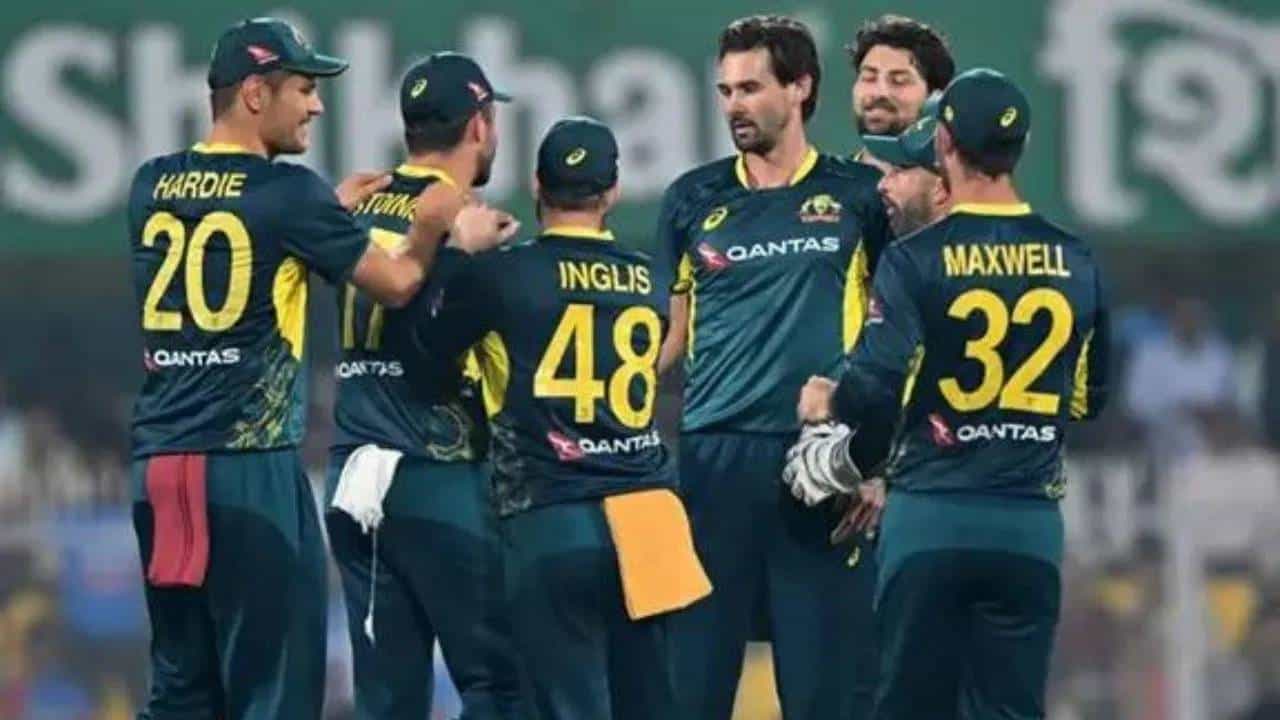 भारताविरूद्धच्या वनडे आणि टी20 मालिकेपूर्वी ऑस्ट्रेलियाचा स्टार खेळाडू ग्लेन मॅक्सवेलला दुखापत झाली आहे. न्यूझीलंडविरुद्धच्या मालिकेपूर्वी सराव करताना मॅक्सवेलचा हात फ्रॅक्चर झाला. त्यामुळे न्यूझीलंडविरुद्ध तीन सामन्यांच्या टी20 मालिकेला मुकला आहे. (Photo_AFP)