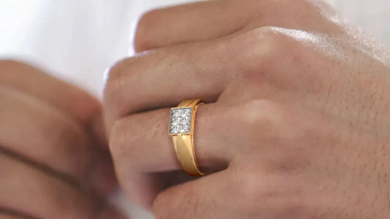 अनामिका (रिंग फिंगर) मध्ये सोन्याची अंगठी घालणे हे कुटुंबाच्या सुख-समृद्धी आणि संतान सुखाशी जोडलेले आहे. ज्या दांपत्यांना संतानाची इच्छा आहे, त्यांच्यासाठी हा उपाय विशेष शुभ मानला जातो.