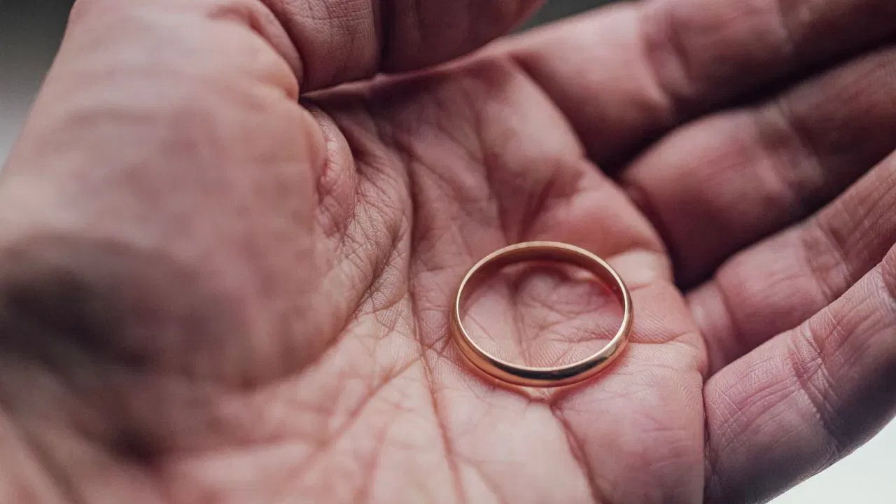 करंगळी (लिटिल फिंगर) मध्ये सोने घालणे मानसिक शांती आणि आरोग्यासाठी उपयुक्त आहे. यामुळे सर्दी-खोकला, अस्वस्थता आणि झोपेच्या समस्यांमध्ये आराम मिळतो. जे लोक तणावग्रस्त असतात, त्यांना या बोटात सोने घालण्याचा फायदा होऊ शकतो.